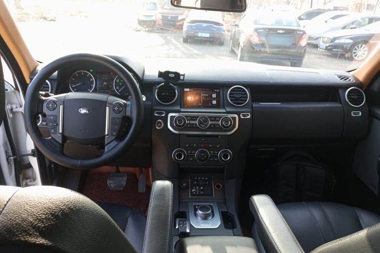 Used Land Rover Discovery 2015 3.0 SC V6 SE Center Console
