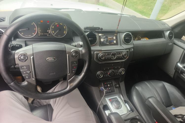 Used Land Rover Discovery 2015 3.0 SDV6 HSE Diesel Version Center Console