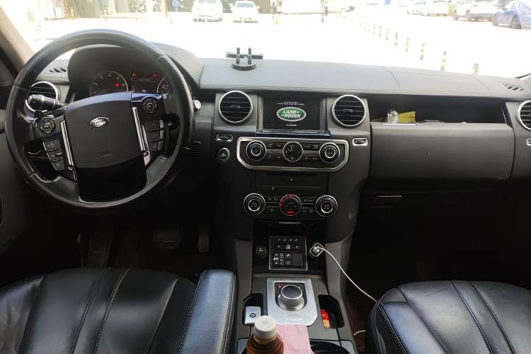Used Land Rover Discovery 2015 4th Generation 3.0 V6 SC SE 7 Seats Center Console