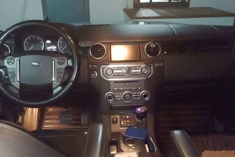 Used Land Rover Discovery 2015 3.0 SC V6 SE Center Console
