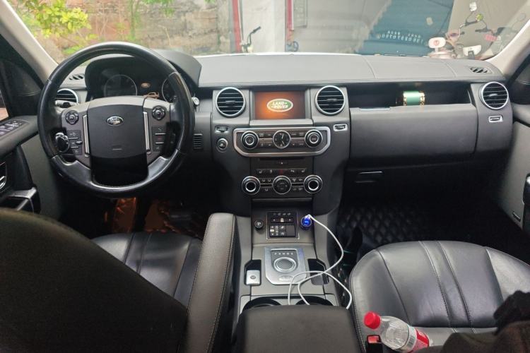 Used Land Rover Discovery 2015 3.0 SC V6 SE Center Console