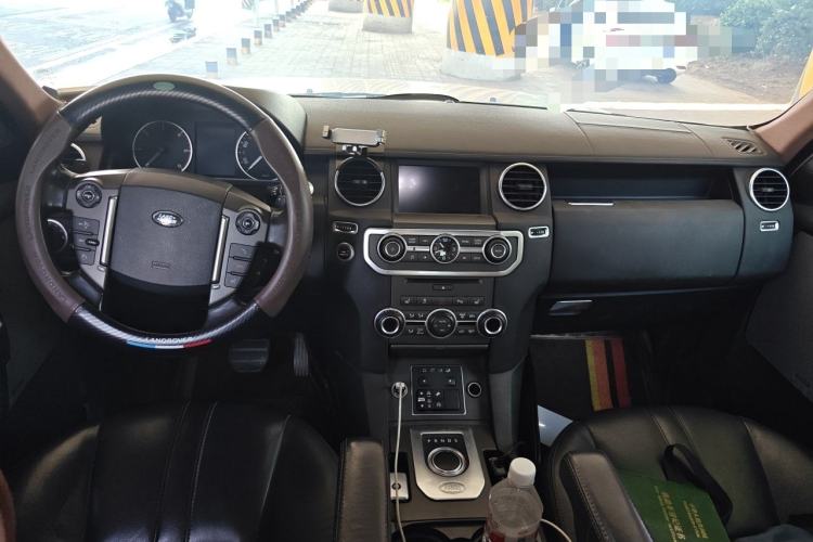 Used Land Rover Discovery 2015 3.0 SDV6 HSE Diesel Version Center Console