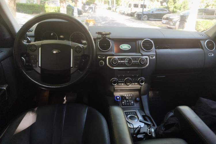 Used Land Rover Discovery 2015 3.0 SC V6 HSE Center Console