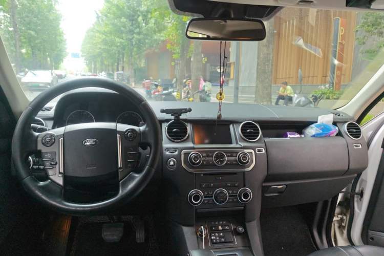 Used Land Rover Discovery 2015 3.0 SDV6 HSE Diesel Version Center Console