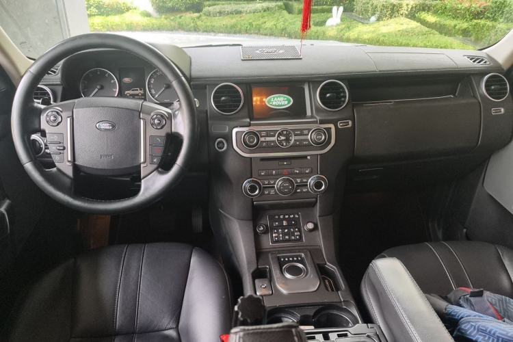 Used Land Rover Discovery 2015 3.0 SC V6 HSE Center Console