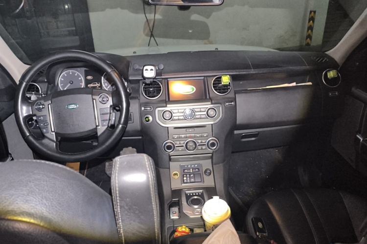 Used Land Rover Discovery 2015 3.0 SC V6 SE Center Console