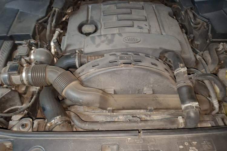 Used Land Rover Discovery 2015 3.0 SDV6 HSE Diesel Version Engine Bay