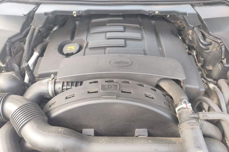 Used Land Rover Discovery 2015 3.0 SDV6 HSE Diesel Version Engine Bay