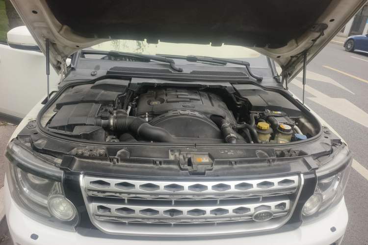 Used Land Rover Discovery 2015 3.0 SDV6 HSE Diesel Version Engine Bay