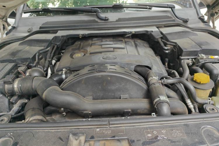 Used Land Rover Discovery 2015 3.0 SDV6 HSE Diesel Version Engine Bay