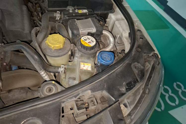 Used Land Rover Discovery 2015 3.0 SDV6 HSE Diesel Version Engine Bay Left