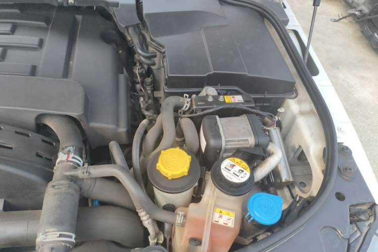 Used Land Rover Discovery 2015 3.0 SDV6 HSE Diesel Version Engine Bay Left