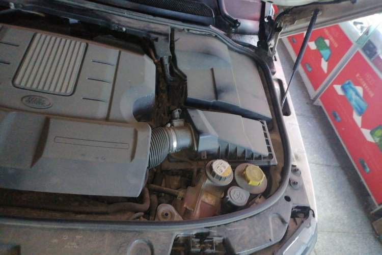 Used Land Rover Discovery 2015 3.0 SC V6 SE Engine Bay Left