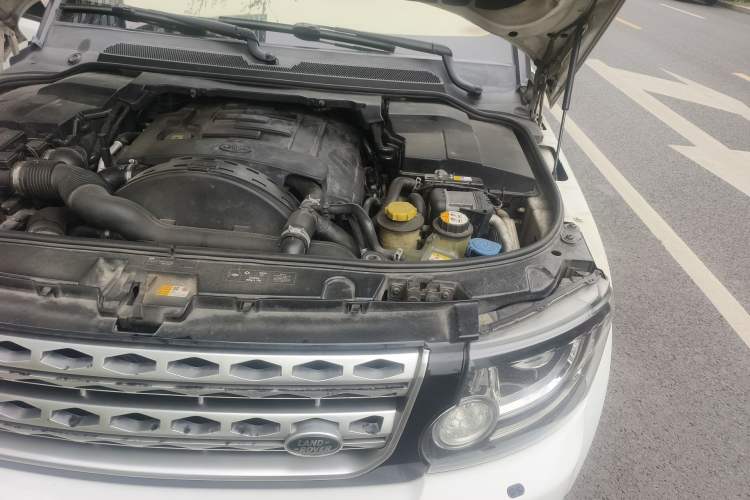 Used Land Rover Discovery 2015 3.0 SDV6 HSE Diesel Version Engine Bay Left