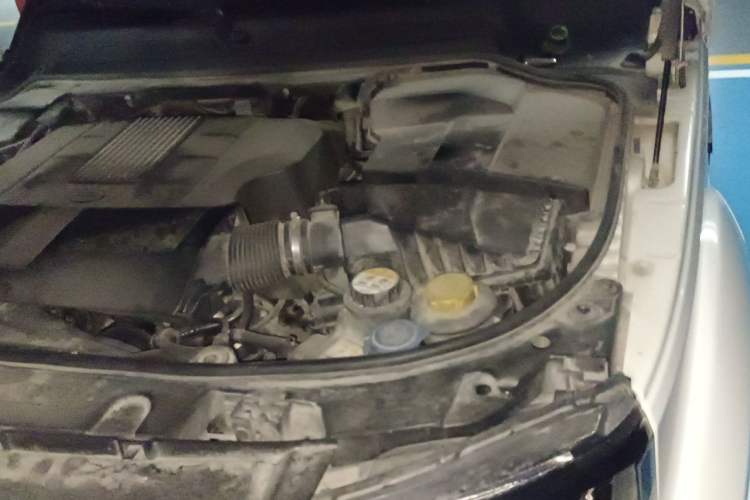 Used Land Rover Discovery 2015 3.0 SC V6 SE Engine Bay Left