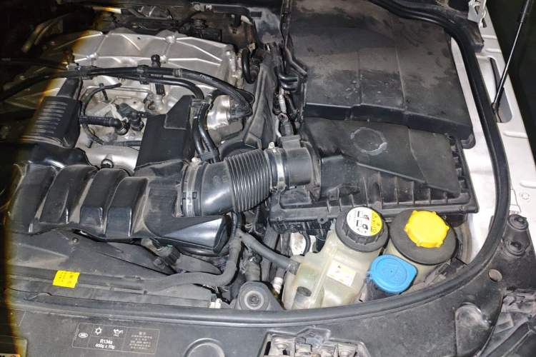 Used Land Rover Discovery 2015 3.0 SC V6 SE Engine Bay Left