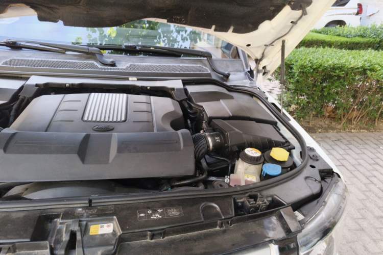 Used Land Rover Discovery 2015 3.0 SC V6 HSE Engine Bay Left