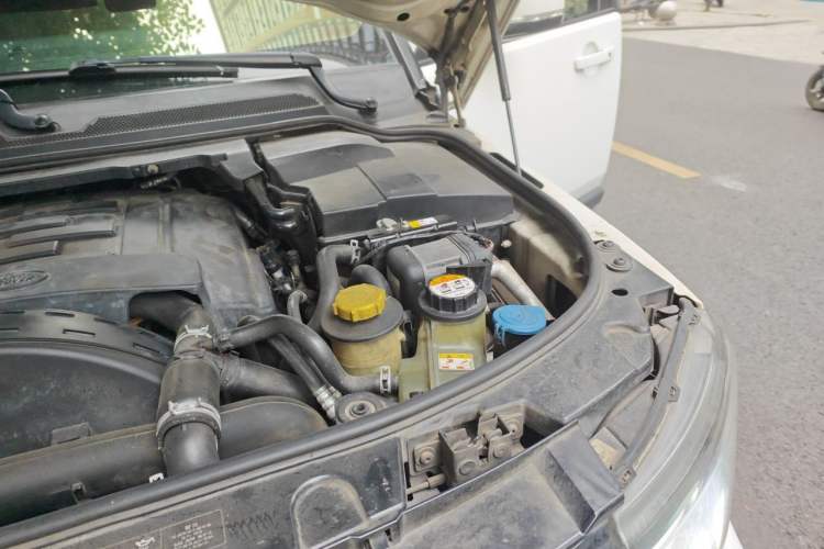 Used Land Rover Discovery 2015 3.0 SDV6 HSE Diesel Version Engine Bay Left