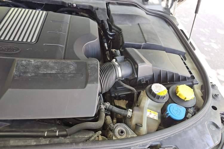 Used Land Rover Discovery 2015 3.0 SC V6 HSE Engine Bay Left