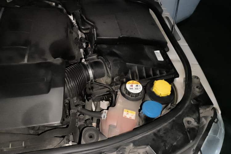Used Land Rover Discovery 2015 3.0 SC V6 SE Engine Bay Left