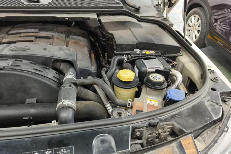 Used Land Rover Discovery 2015 3.0 SDV6 HSE Diesel Version Engine Bay Left