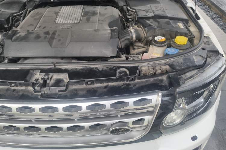 Used Land Rover Discovery 2015 3.0 SC V6 HSE Engine Bay Left