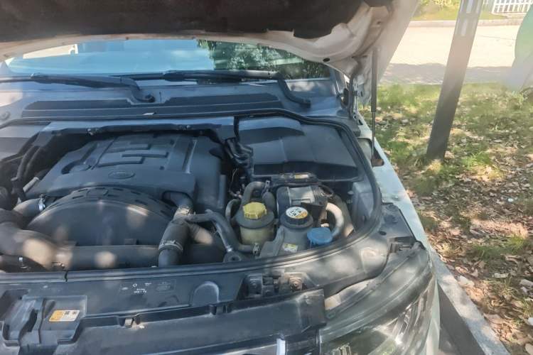 Used Land Rover Discovery 2015 3.0 SDV6 HSE Diesel Version Engine Bay Left