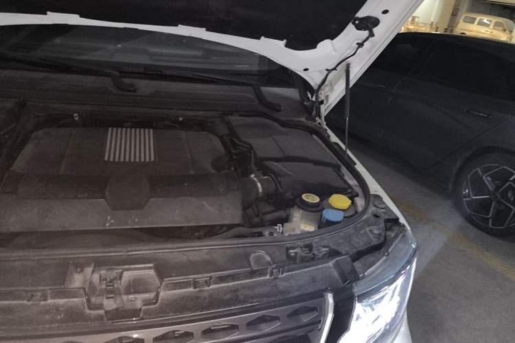 Used Land Rover Discovery 2015 3.0 SC V6 SE Engine Bay Left
