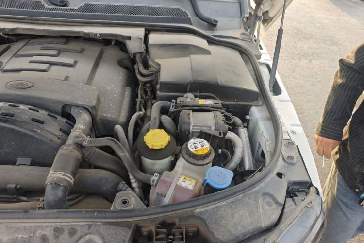 Used Land Rover Discovery 2015 3.0 SDV6 HSE Diesel Version Engine Bay Left