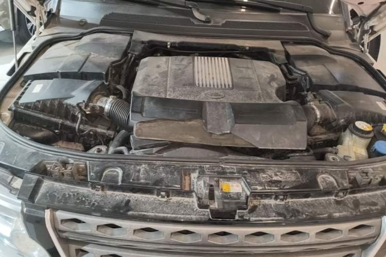 Used Land Rover Discovery 2015 3.0 SC V6 SE Engine Bay