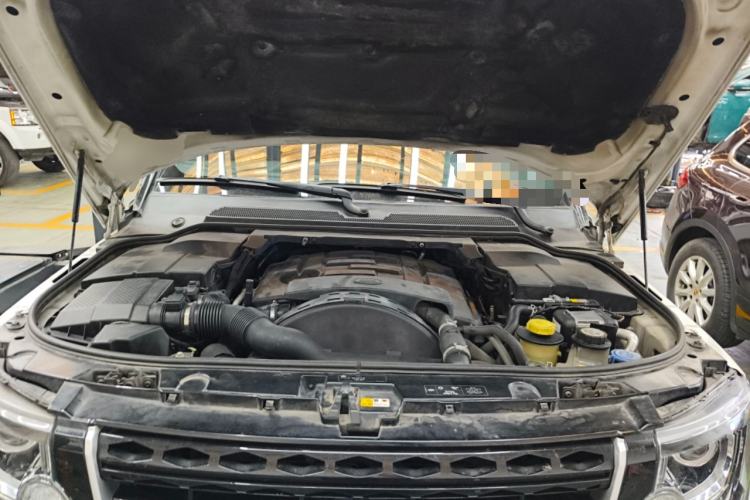 Used Land Rover Discovery 2015 3.0 SDV6 HSE Diesel Version Engine Bay