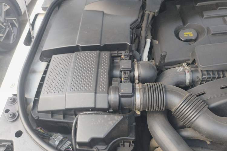 Used Land Rover Discovery 2015 3.0 SDV6 HSE Diesel Version Engine Bay Right