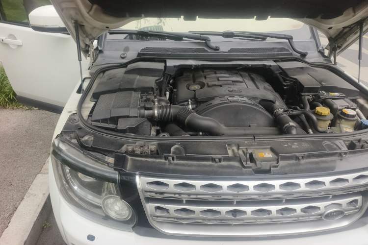 Used Land Rover Discovery 2015 3.0 SDV6 HSE Diesel Version Engine Bay Right
