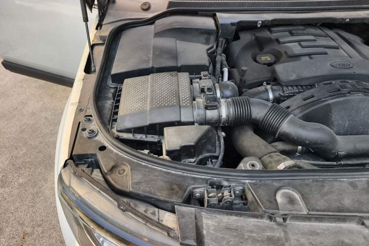 Used Land Rover Discovery 2015 3.0 SDV6 HSE Diesel Version Engine Bay Right