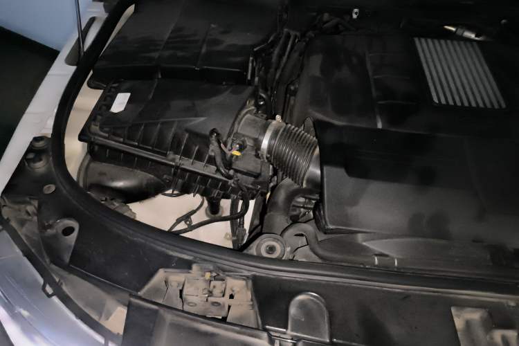 Used Land Rover Discovery 2015 3.0 SC V6 SE Engine Bay Right