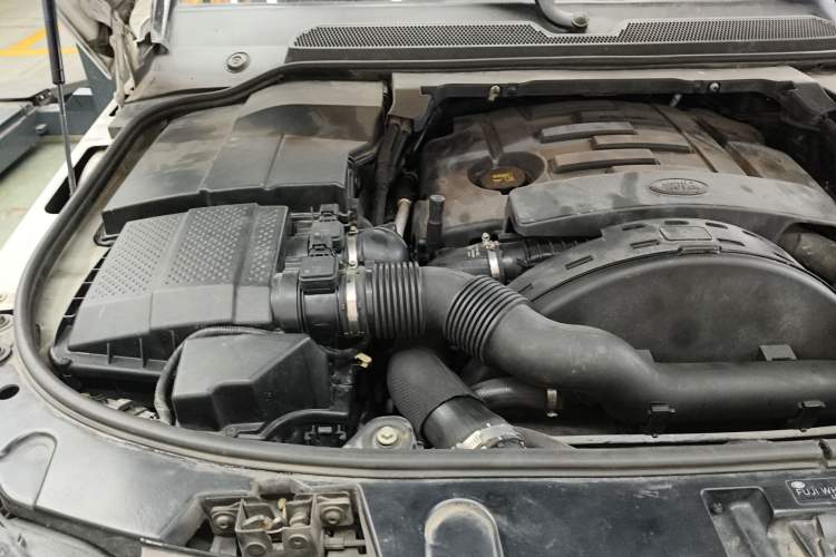 Used Land Rover Discovery 2015 3.0 SDV6 HSE Diesel Version Engine Bay Right
