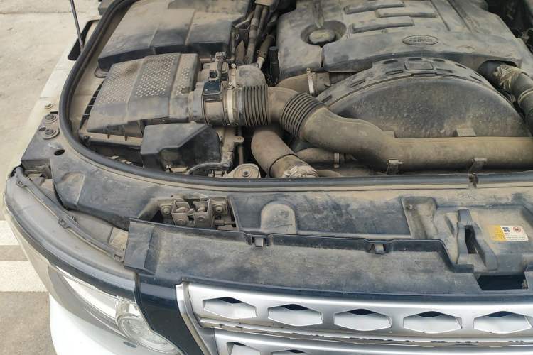 Used Land Rover Discovery 2015 3.0 SDV6 HSE Diesel Version Engine Bay Right