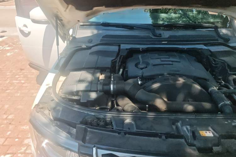 Used Land Rover Discovery 2015 3.0 SDV6 HSE Diesel Version Engine Bay Right