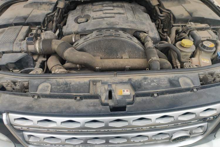 Used Land Rover Discovery 2015 3.0 SDV6 HSE Diesel Version Engine Bay