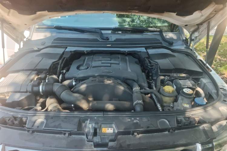 Used Land Rover Discovery 2015 3.0 SDV6 HSE Diesel Version Engine Bay
