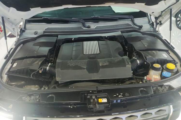 Used Land Rover Discovery 2015 3.0 SC V6 SE Engine Bay