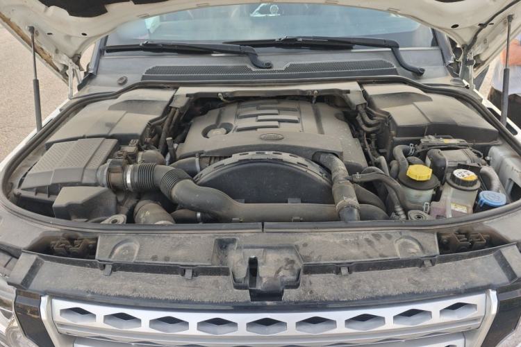 Used Land Rover Discovery 2015 3.0 SDV6 HSE Diesel Version Engine Bay