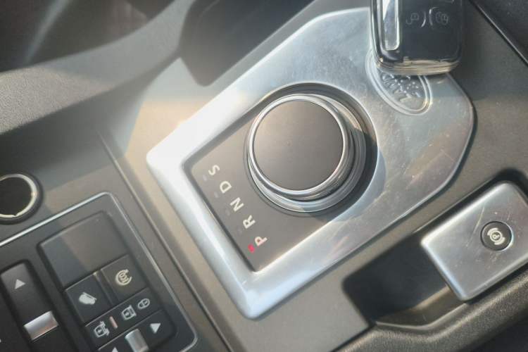 Used Land Rover Discovery 2015 3.0 SDV6 HSE Diesel Version Gear Lever