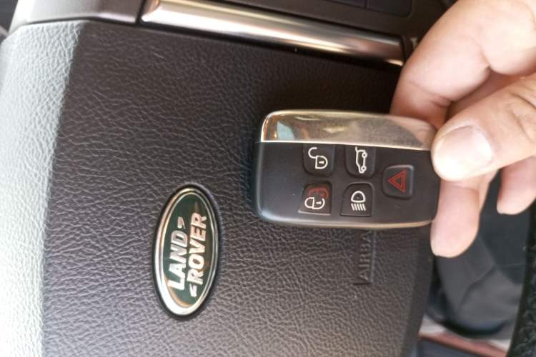 Used Land Rover Discovery 2015 3.0 SC V6 SE Interior 1