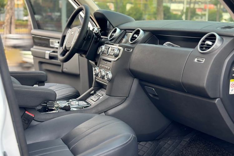 Used Land Rover Discovery 2015 3.0 SC V6 HSE Interior 3