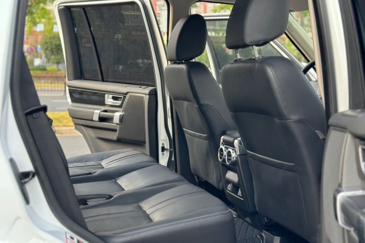 Used Land Rover Discovery 2015 3.0 SC V6 HSE Interior 4