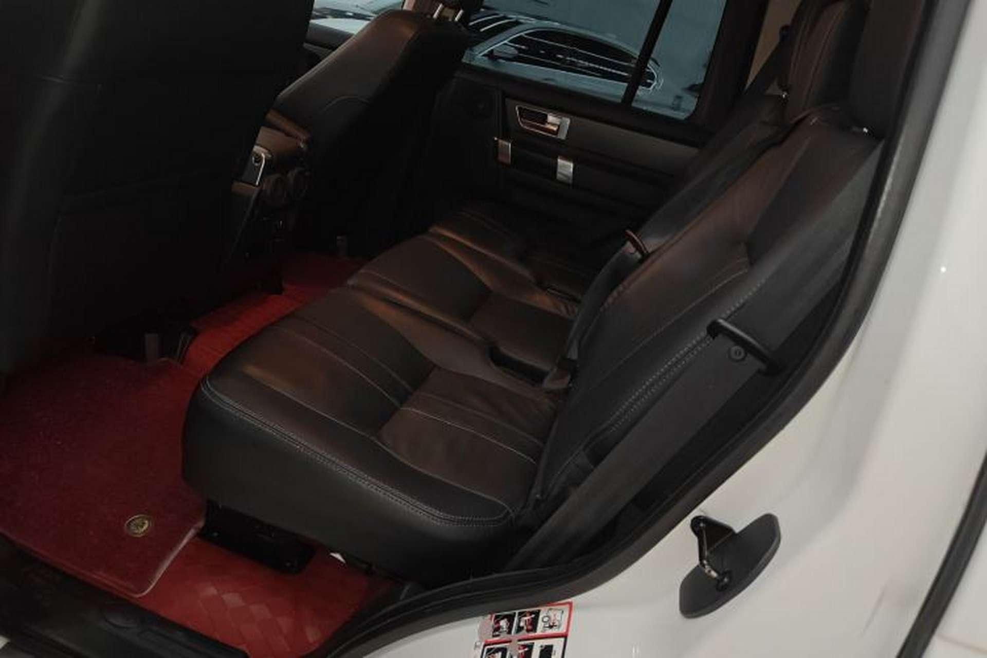 Used Land Rover Discovery 2015 3.0 SC V6 SE Left Rear Seat