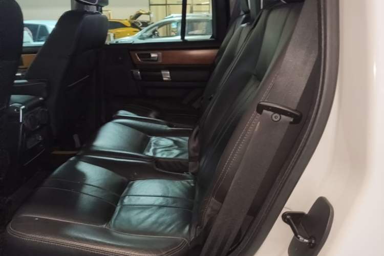 Used Land Rover Discovery 2015 3.0 SC V6 SE Left Rear Seat