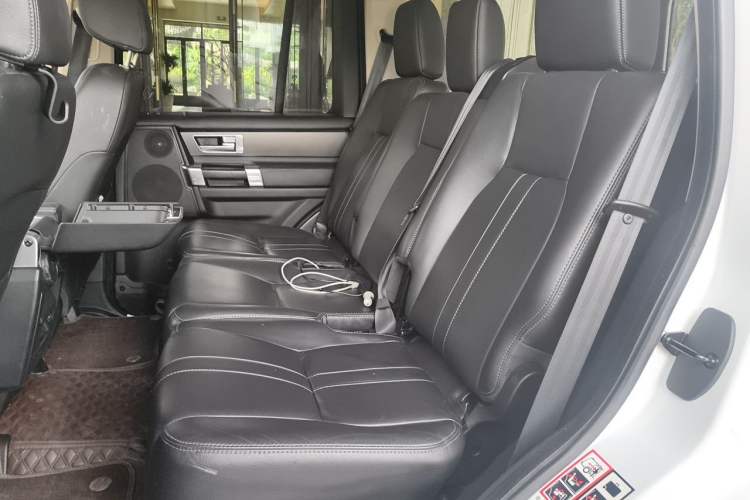Used Land Rover Discovery 2015 3.0 SC V6 HSE Left Rear Seat