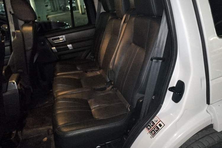 Used Land Rover Discovery 2015 3.0 SC V6 SE Left Rear Seat